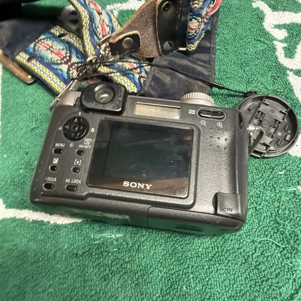 Sony Cyber-Shot DSC-S75 3.3MP Compact Digital Camera UNTESTED FOR PARTS